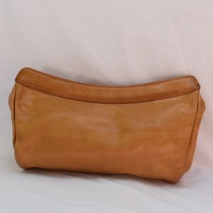 Hobo leather clutch in camel.